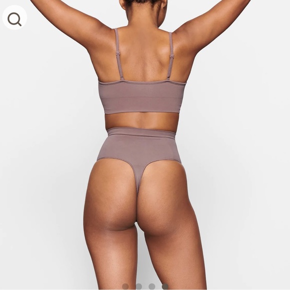 SKIMS - SCULPTING MID WAIST THONG - Picture 3 of 6